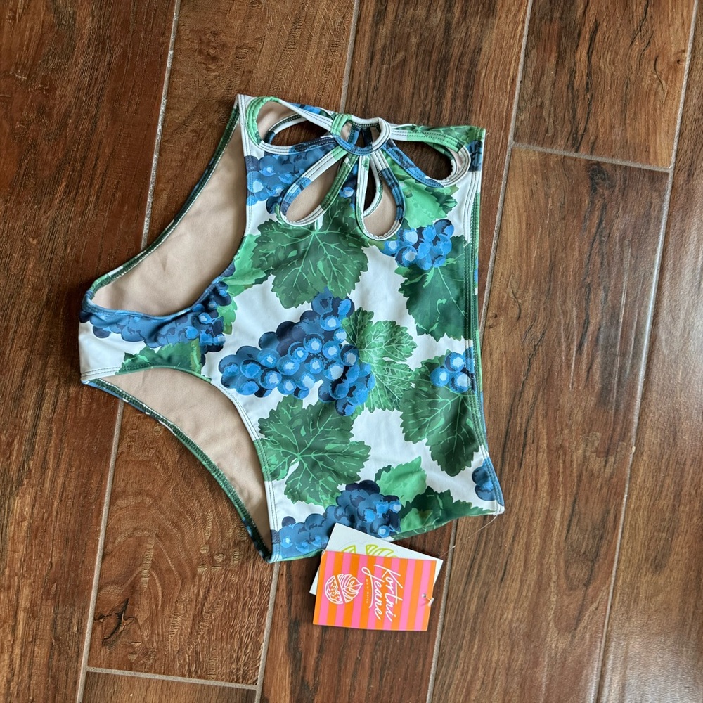 KJ flower cut out grapevine bottoms